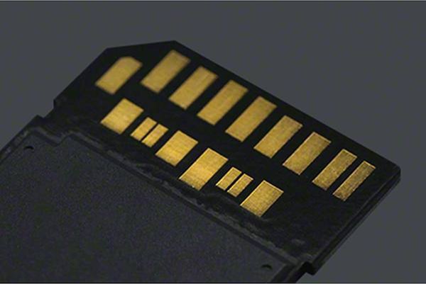 World's first ribless SD card design